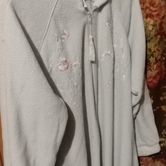 Vintage Intimate Essentials bath robe large with flowers design and a toss blue - Picture 1 of 5